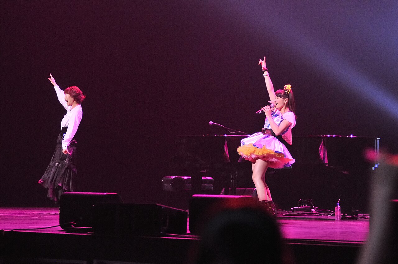 2010年のステージで演奏する菅野よう子と中嶋美嘉