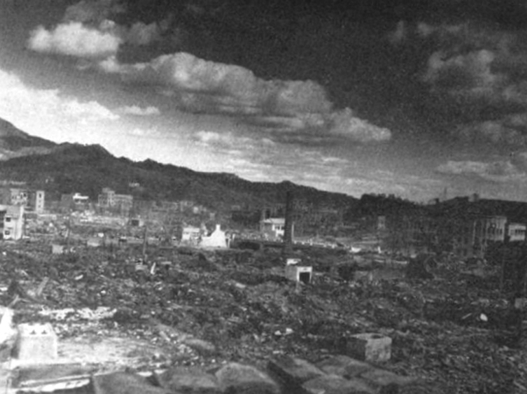 1945年9月、叩き壊された佐世保の市街を望む