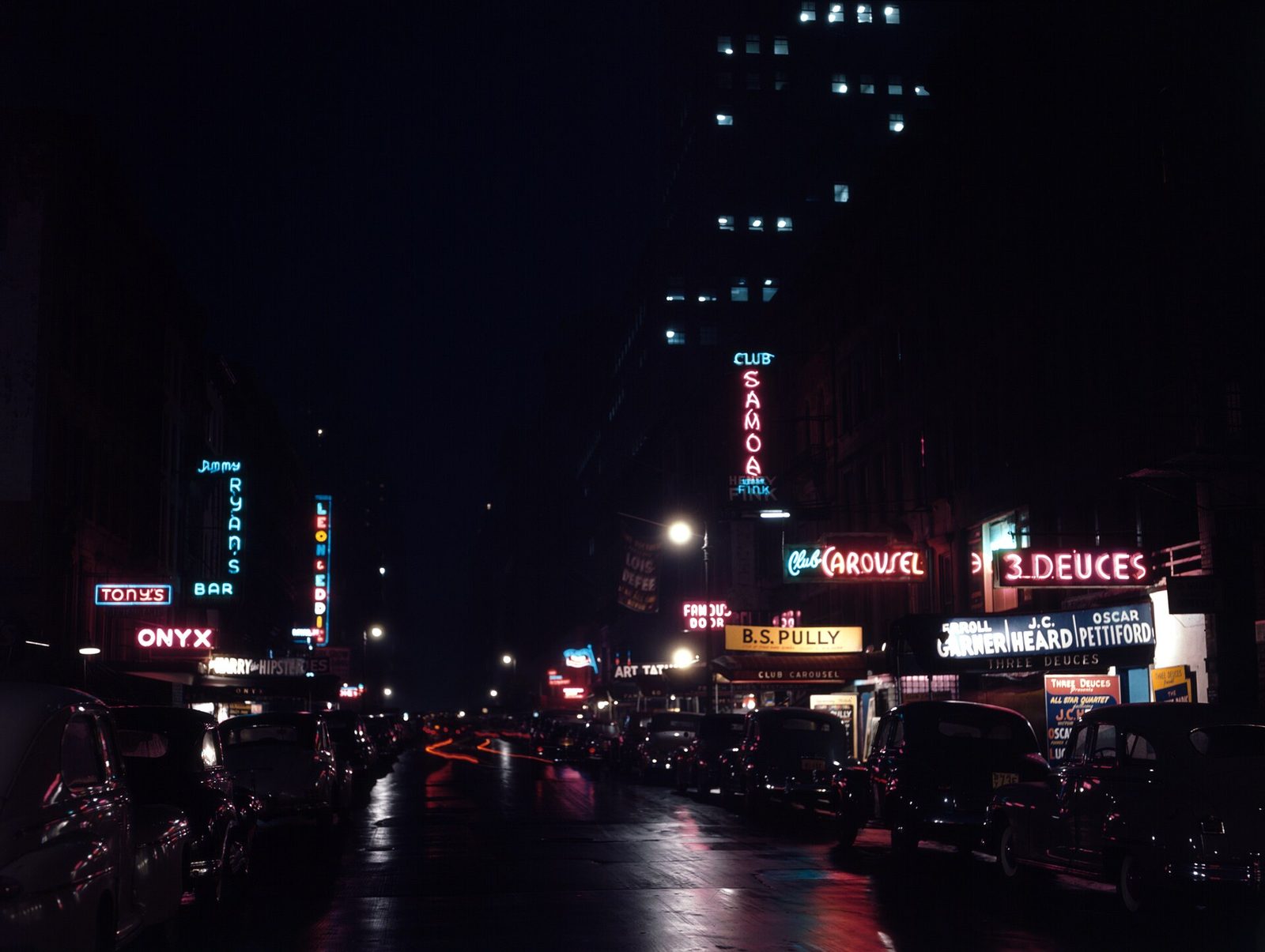 1948年5月ごろの52nd Streetの夜、ネオンサインが立ち並ぶ通り