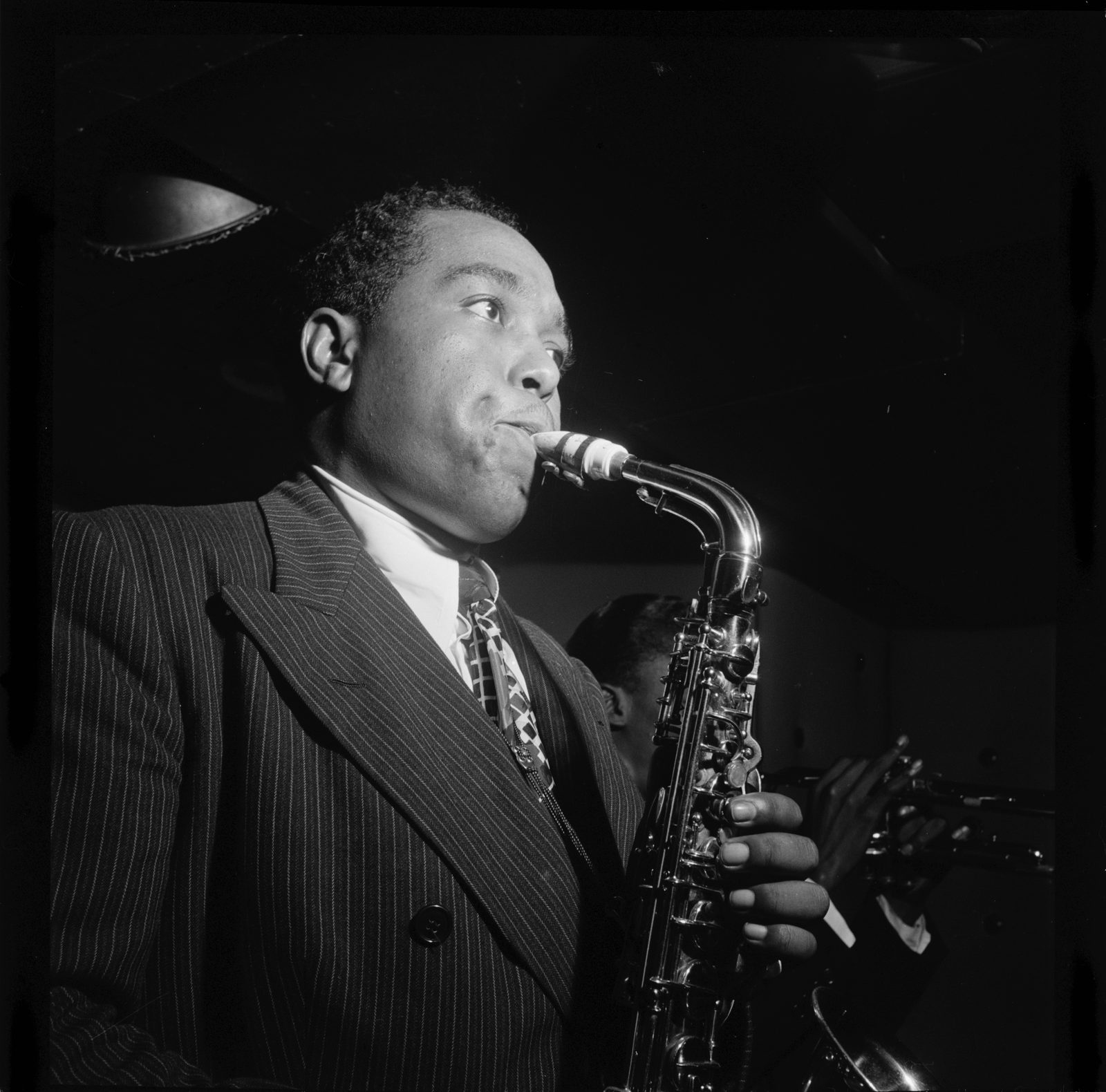Three Deucesでアルトサックスを吹くCharlie Parkerと隣に立つMiles Davis