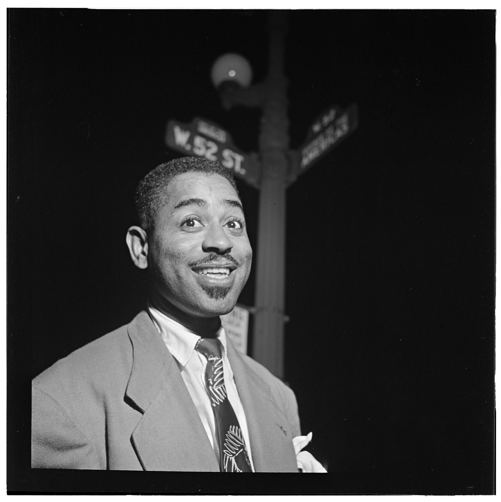 52nd Streetで腰を下ろして楽器を待つDizzy Gillespie