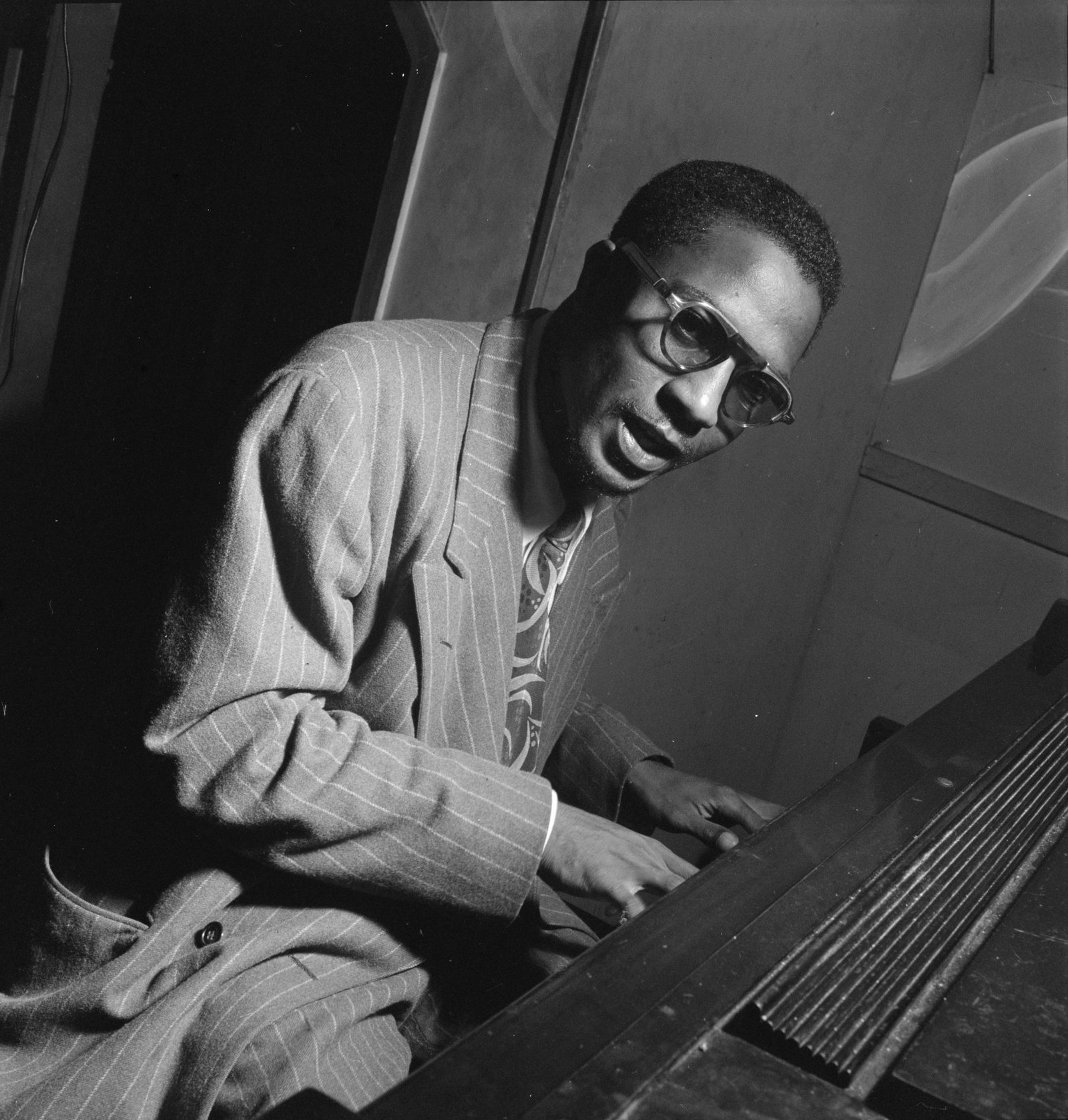 Minton's Playhouseでピアノを弾くThelonious Monk