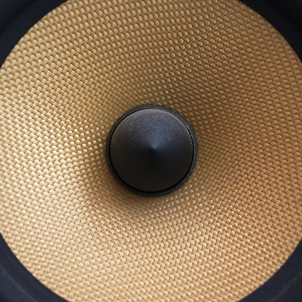 Bowers & Wilkins 685の165mmウーファー。黄色い織りケブラーのコーンと黒いセンターキャップ