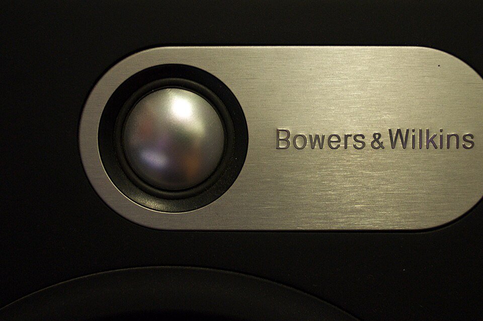 Bowers & Wilkins 685のツイーター。ロゴ入りのシルバープレートに収まった25mmアルミドーム