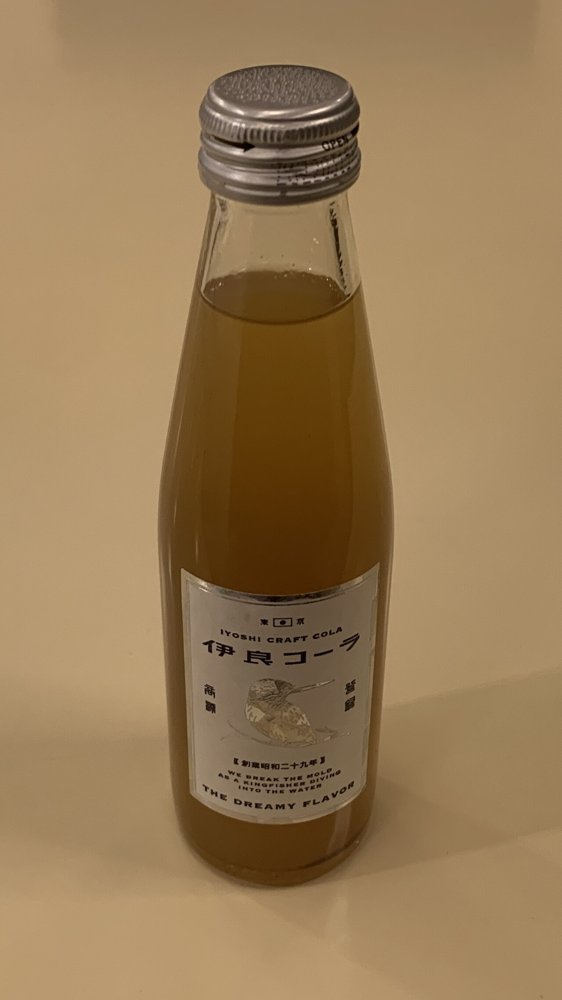 伊良コーラの淡い色の原液ボトル