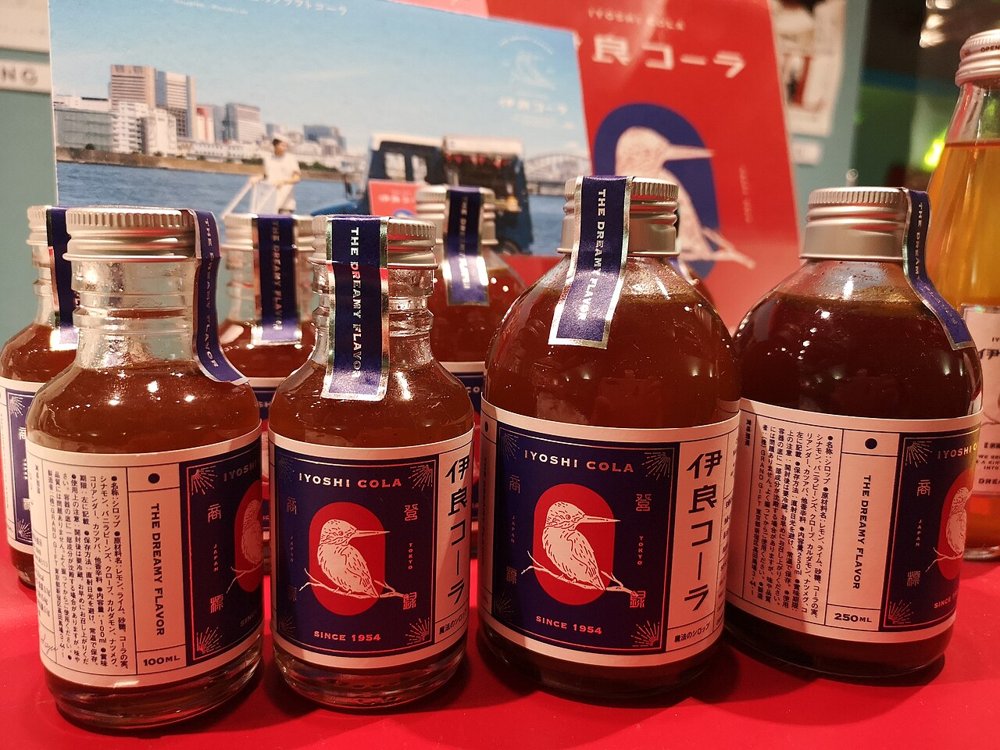 伊良コーラの原液ボトル。100mlと250mlの瓶が並ぶ