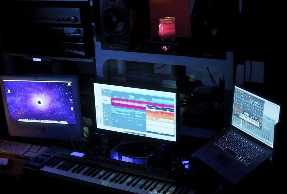 夜の自宅スタジオに並ぶモニターとMIDIキーボード