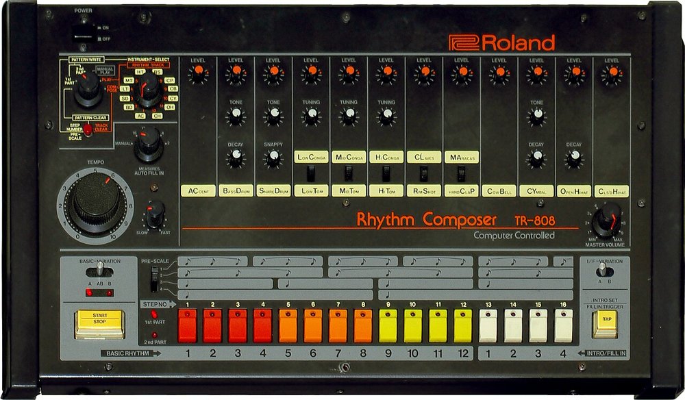 Roland TR-808の操作パネル。下段に赤・橙・黄・白の16個のステップボタンが並ぶ