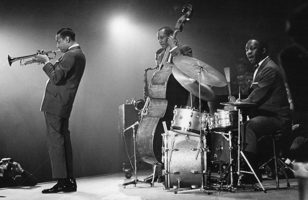 1960年、アムステルダムのステージで演奏するアート・ブレイキーとジャズ・メッセンジャーズ