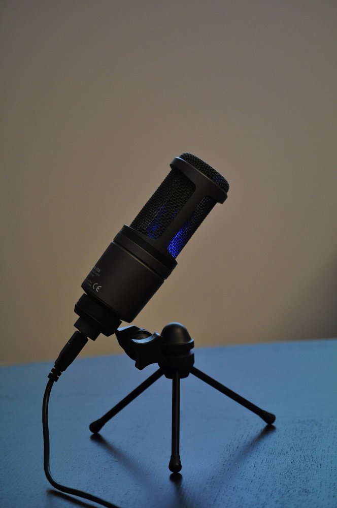 小型の卓上三脚スタンドに載せられたAudio-Technica AT2020系のコンデンサーマイク