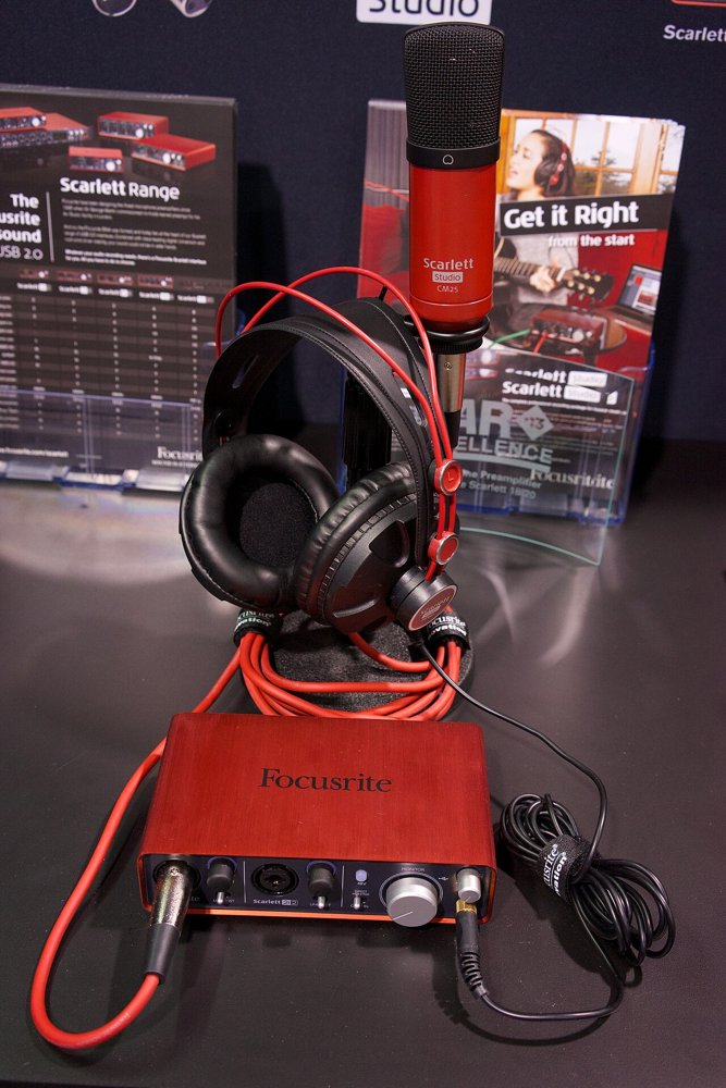 赤い筐体のFocusrite Scarlett 2i2オーディオインターフェイスと、同梱のコンデンサーマイク・ヘッドホン・ケーブル一式