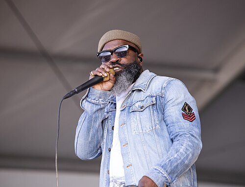 2025年ニューポート・ジャズ・フェスティバルで歌うThe RootsのBlack Thought