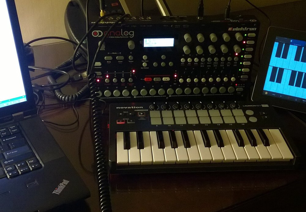 机に置かれたNovation Launchkey Miniと周辺機材