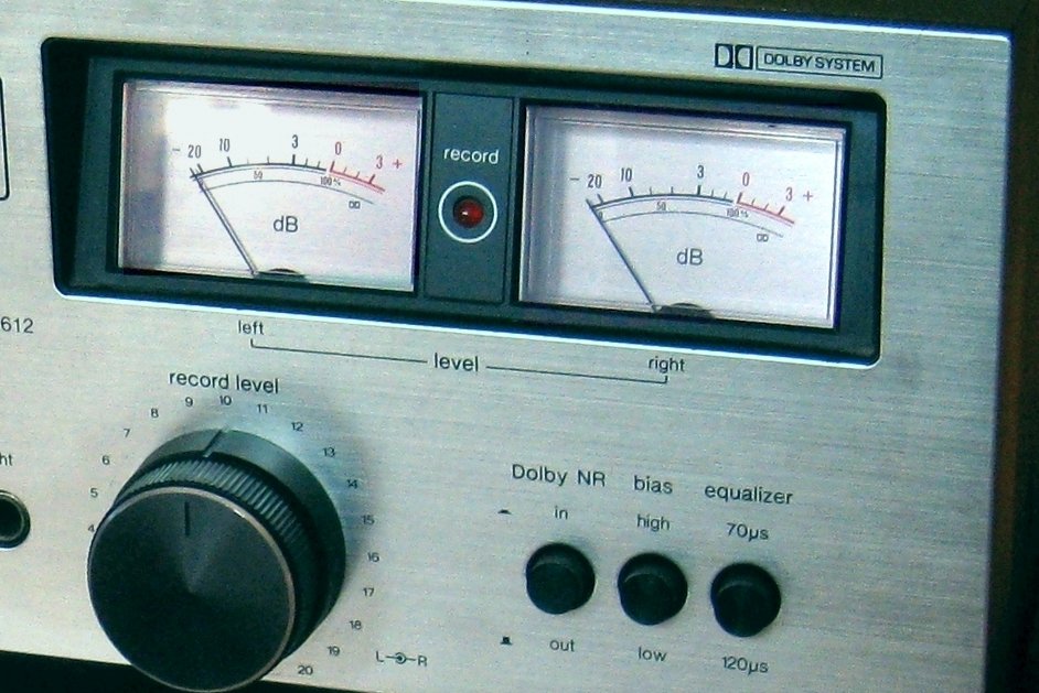 テクニクスのオープンリールデッキに付いた左右2つのVUメーターと録音レベルのつまみ