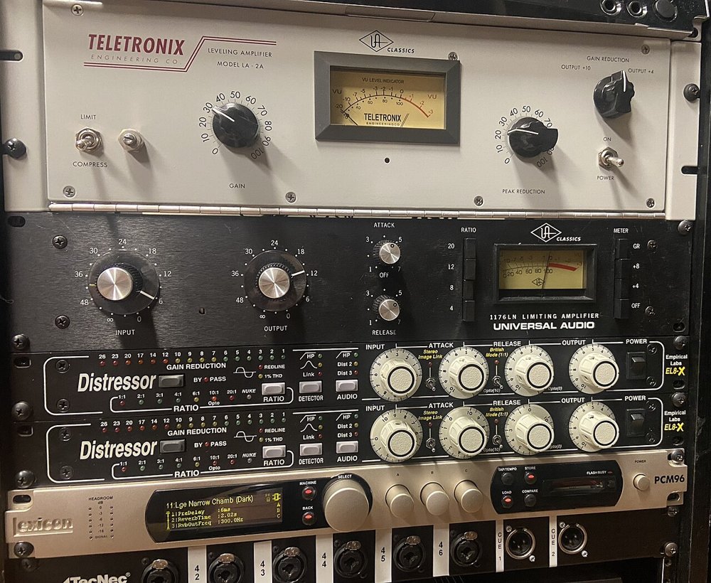 LA-2AとUniversal Audio 1176、Distressorが積まれたアウトボードのラック