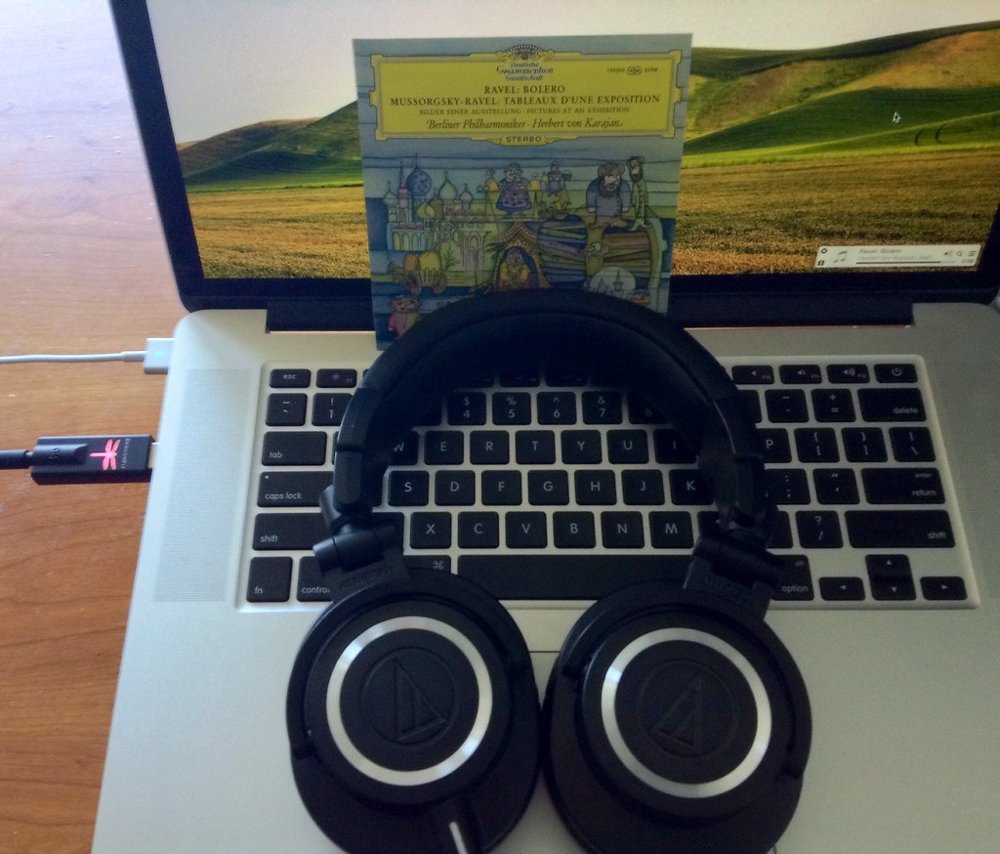 ノートパソコンのキーボードの上に置かれたAudio-Technica ATH-M50x