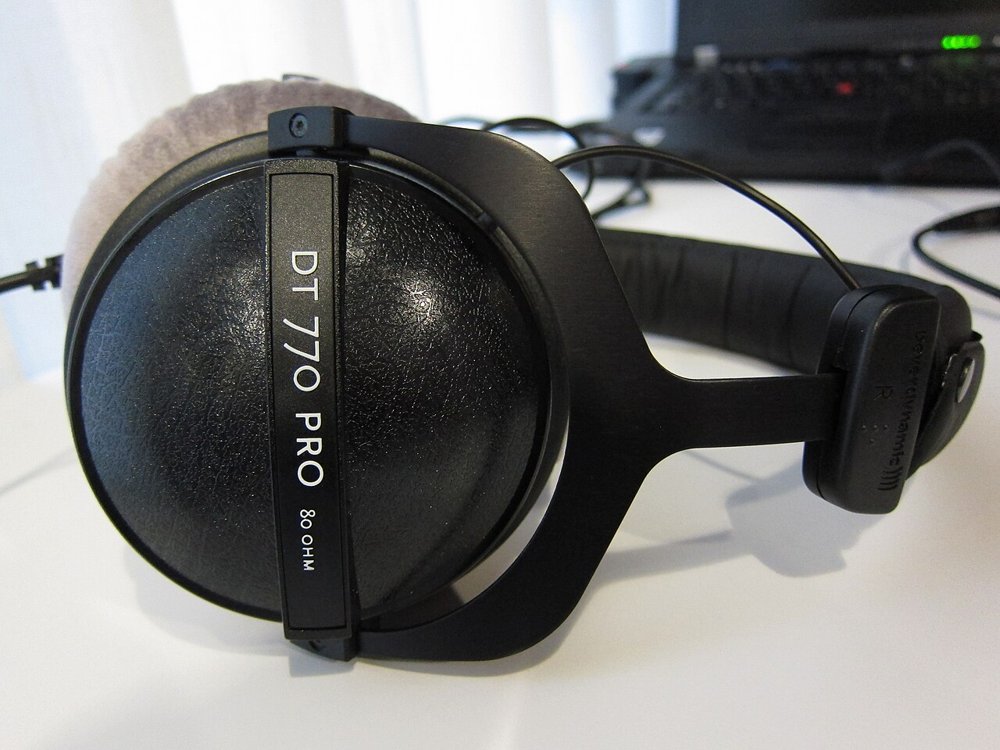 ハウジングにDT 770 PRO 80 OHMと印字されたbeyerdynamicのヘッドホン