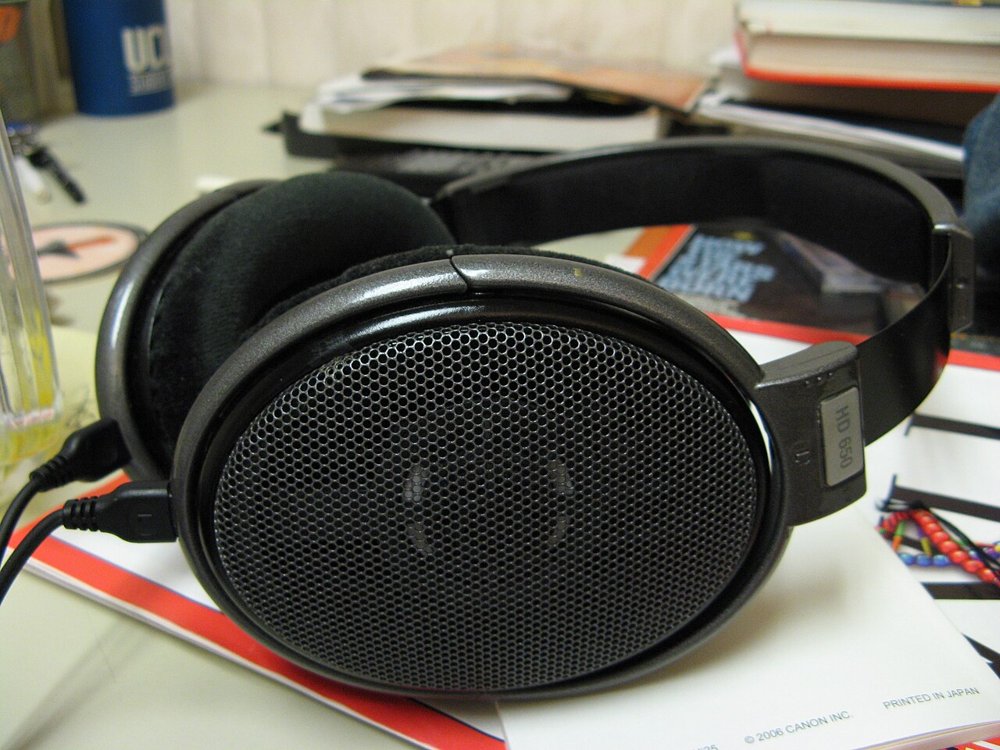 机の上に置かれたSennheiser HD 650。ハウジングは金属のメッシュ
