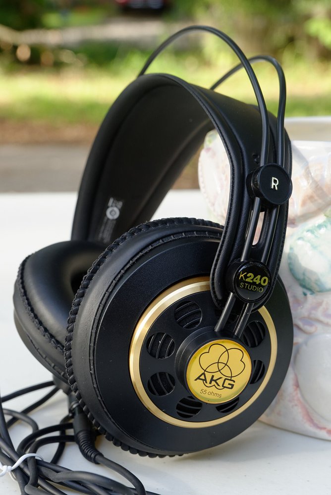 金色のリングとAKGのロゴが入ったK240 Studio