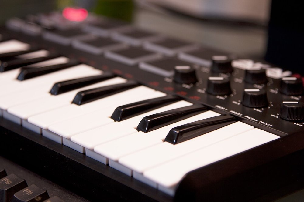 Akai MPK miniのミニ鍵盤とノブの接写