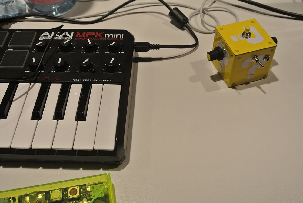 机の上でケーブルにつながれたAkai MPK mini