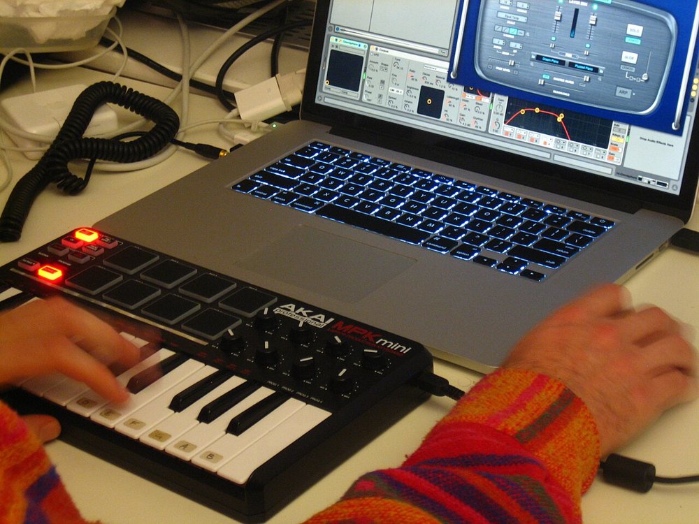 ノートパソコンの手前に置いたAkai MPK miniを弾く様子