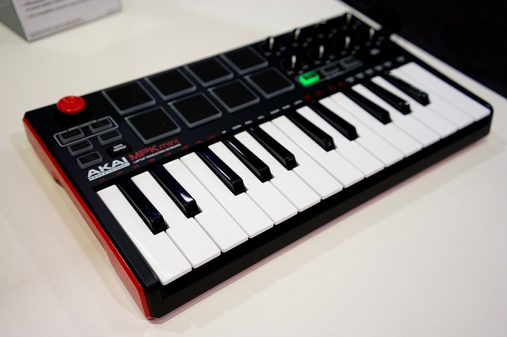 斜め上から見たAkai MPK mini MK2の鍵盤とパッド