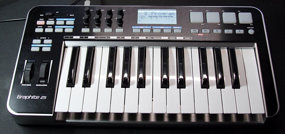 机上に置かれた25鍵のMIDIキーボード、白鍵と黒鍵が一列に並ぶ