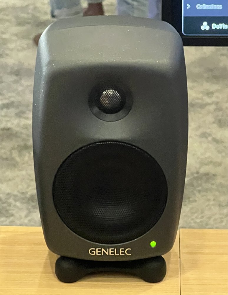 ゴム製の台座に載った濃いグレーのGenelec 8010A