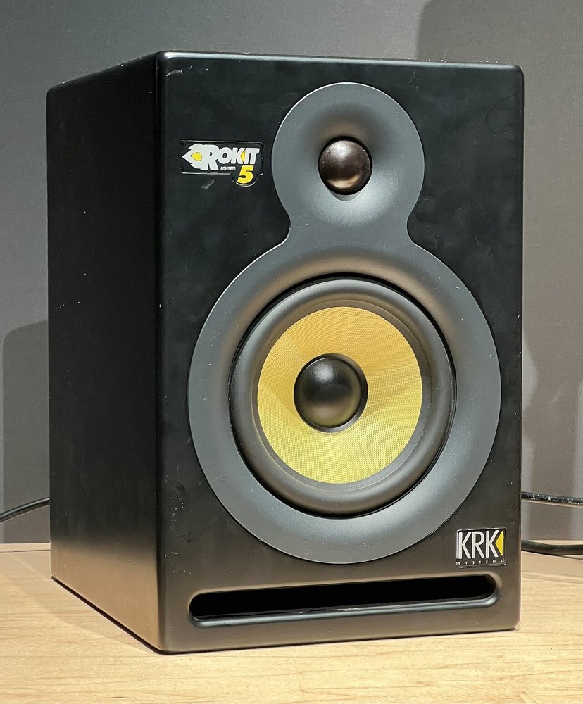 黄色いウーファーと前面下部の横長のスリットを持つKRK ROKIT 5