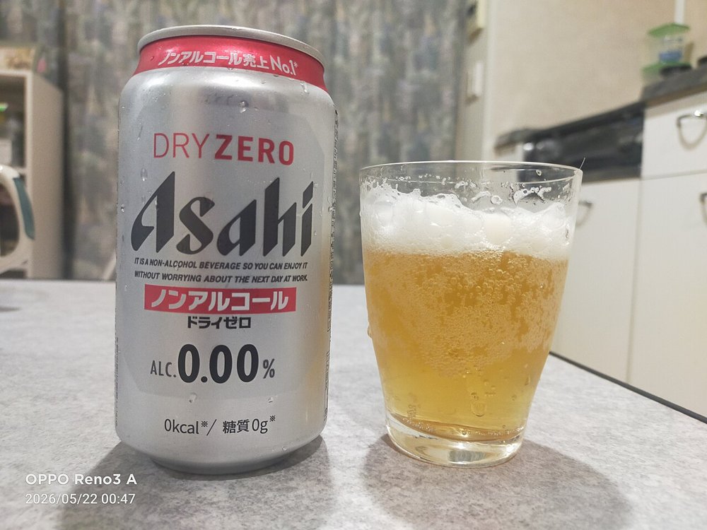 アサヒ ドライゼロの缶とグラスに注がれた飲み物