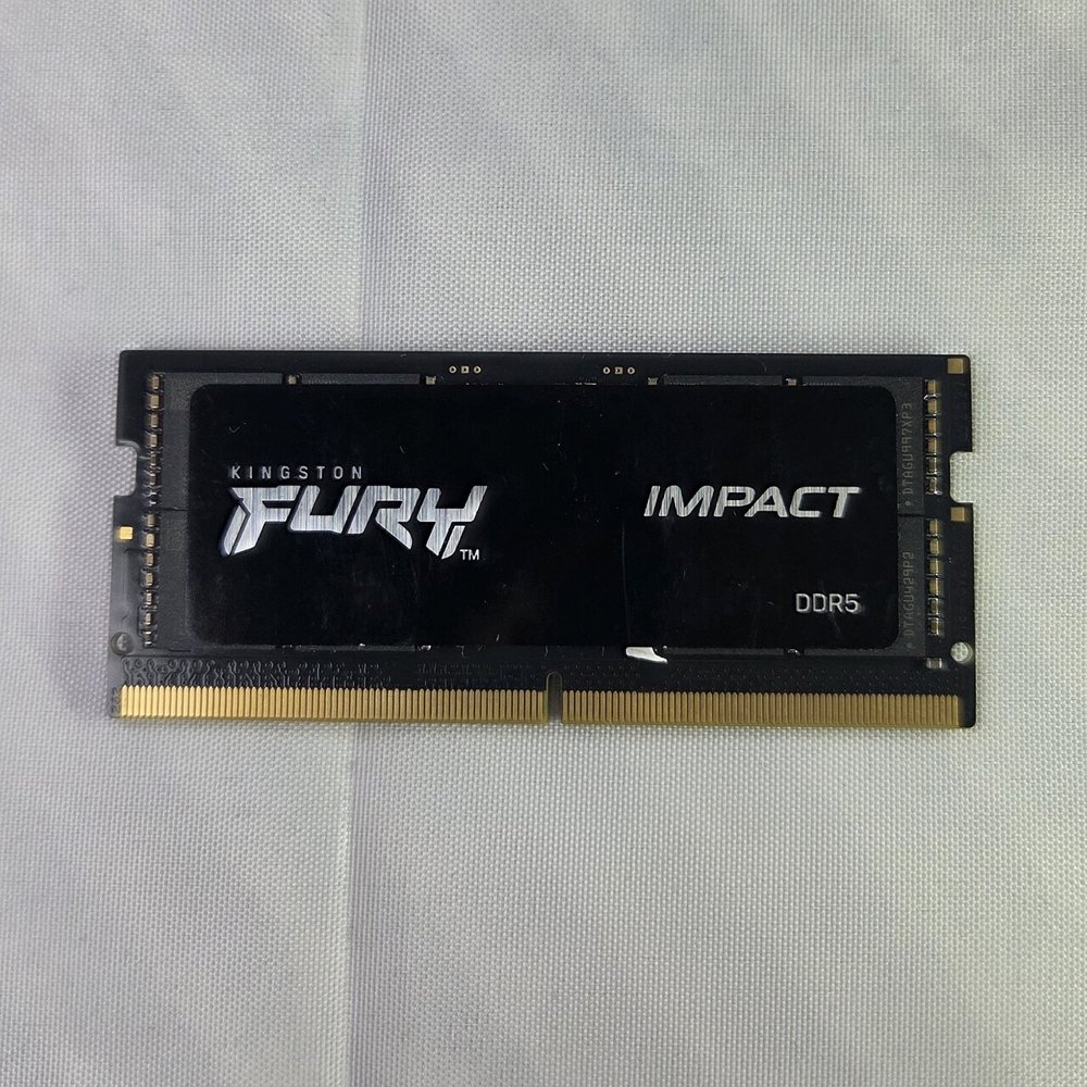 KINGSTON FURY IMPACTのロゴが入った黒いDDR5のSO-DIMMメモリモジュール