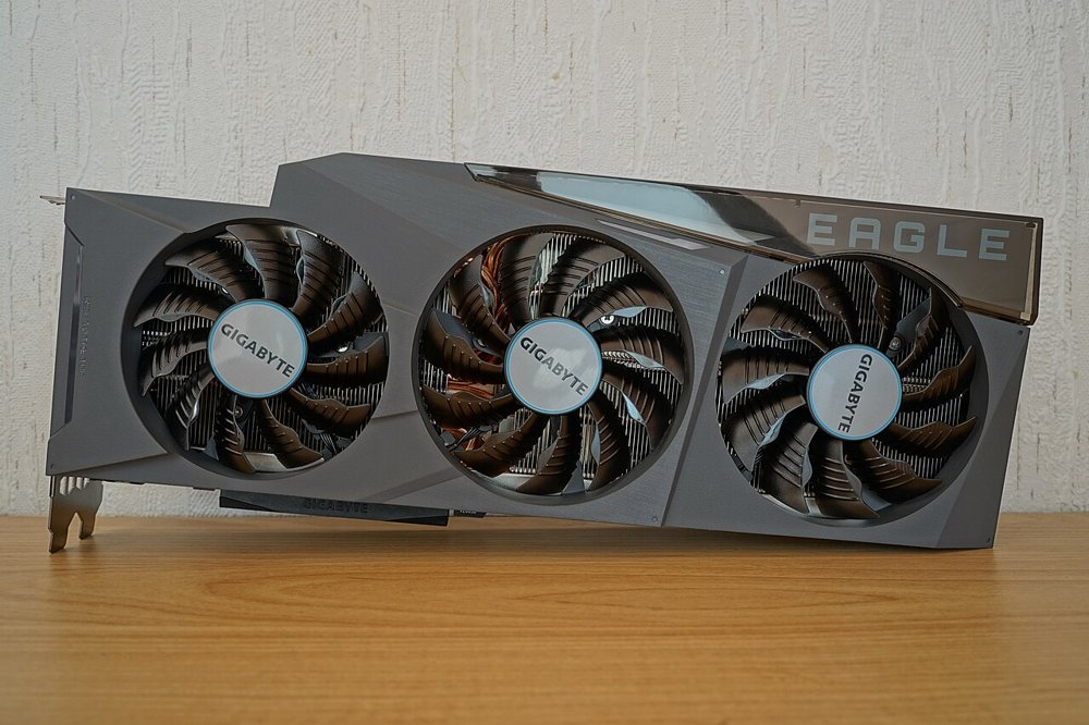 3連ファンを備えたGIGABYTE製GeForce RTX 3090 EAGLEのグラフィックボードを正面から写した写真
