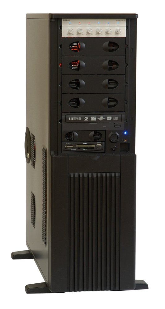 前面に5インチベイと光学ドライブが並ぶ、黒いフルタワー型のPCケース
