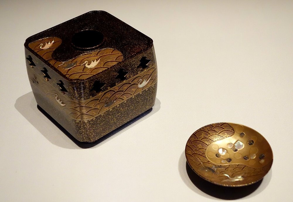 波と鳥の蒔絵と螺鈿を施した江戸時代の盃と盃台