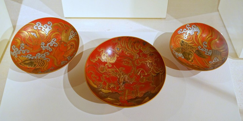 朱の漆の地に金と銀の蒔絵で龍と鯉を描いた大中小三枚の盃