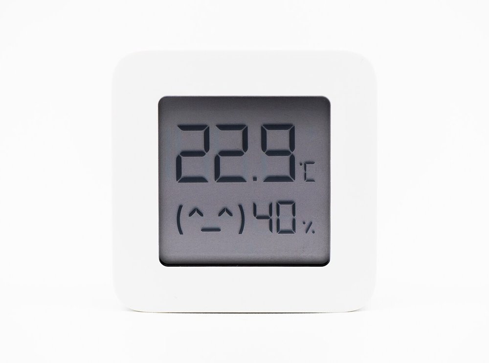 22.9℃・湿度40%を表示しているデジタル温湿度計